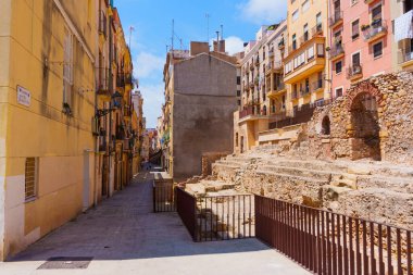 Tarragona, İspanya - 14 Temmuz 2024: Tarragona 'da Roma harabelerine giden kaldırımlı sokaklar