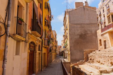 Tarragona, İspanya - 14 Temmuz 2024: Tarragona 'da Roma harabelerinin yer aldığı büyüleyici sokak manzarası