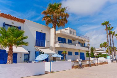 Tarragona, İspanya - 14 Temmuz 2024: Tarragona 'da Mavi Panjurlu Kıyı Konutları