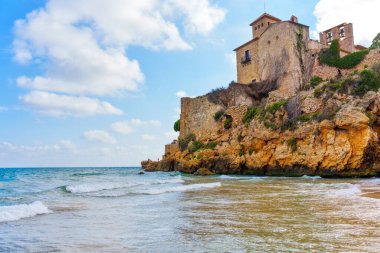Tamarit Kalesi sakin sular ve Tarragona, İspanya 'da kumlu plajlarla çevrili.