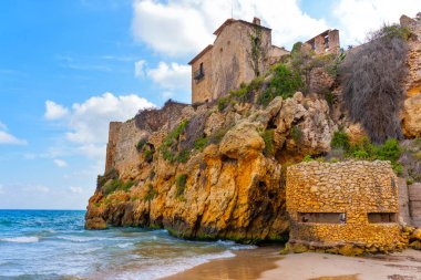 Tamarit Şatosu, İspanya Tarragona 'nın kayalık kıyılarına güzel bir şekilde yerleştirilmiş.