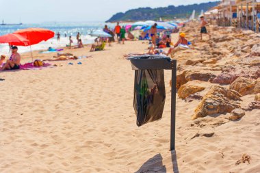 Tarragona 'da Sandy Shoreline' da sahil kenarındaki çöp tenekesi.