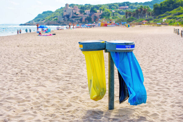 Держатели мешков для мусора на пляже в Таррагоне