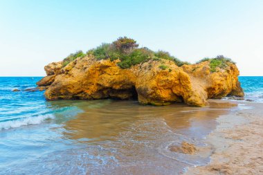 Tarragona 'da Rocky Sahili Altın Kum Parçaladı