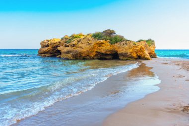 Sandy Shore Tarragona 'da Rocky Outcrop' la Buluştu