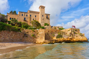 Sahile bakan Tamarit Şatosunun Manzarası