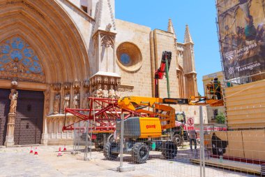 Tarragona, İspanya - 15 Temmuz 2024: Tarragona Katedrali 'nin Yenileme Alanında Ağır Makineler