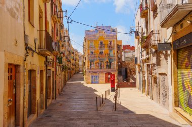 Tarragona, İspanya - 15 Temmuz 2024: Tarragona 'da Renkli Sanatsal Resimli İdealist Sahne