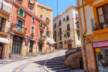 Tarragona, İspanya - 15 Temmuz 2024: Tarragona 'nın Yakışıklı Mahallesi Picturesque Caddesi Manzarası