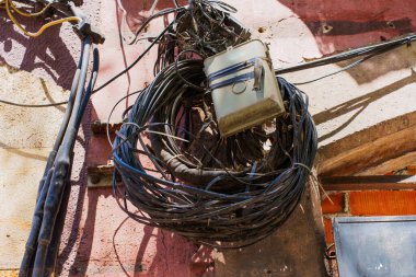 Renkli Duvardaki Elektrik Kutusunun Etrafındaki Kablolar