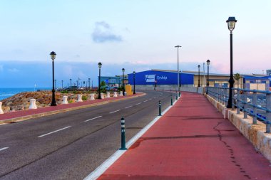 Tarragona, İspanya - 15 Temmuz 2024: Tarragona Limanı boyunca Paved Yolu