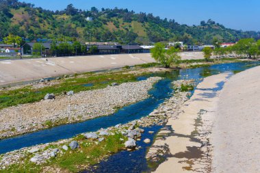 Rocky Riverbank ve Vegetation Los Angeles Nehri boyunca