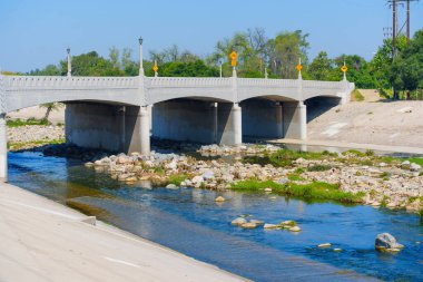 Elysian Vadisi 'ndeki Los Angeles Nehri üzerindeki köprüye yakın çekim