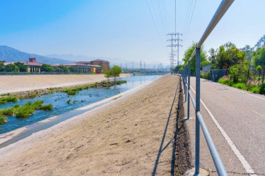 Frogtown 'daki Los Angeles Nehri boyunca yayalar ve bisiklet yolu