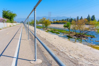 Elysian Vadisi 'ndeki Los Angeles Nehri boyunca yaya ve bisiklet yolu