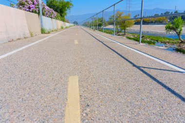 Frogtown 'daki Los Angeles nehri boyunca bisiklet yolunun yakınında.