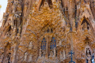 Barselona, İspanya - 11 Temmuz 2024: Zengin Dokular ve Rakamlarla Sagrada Aile Cephesi