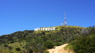 Los Angeles, California - 11 Nisan 2024: White Hollywood Sing on a Green Hill