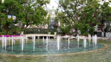 Los Angeles, Kaliforniya - 5 Nisan 2024 Los Angeles 'taki The Grove' da canlı dans eden çeşme gösterisi, açık hava alışveriş alanında su koreografisi sergileniyor..