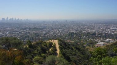 Hollywood Hills 'teki yürüyüş parkuruna manzaralı bir bakış, insanlara yolculuklarına devam etmeden önce Los Angeles' ın manzarasından keyif aldıklarını gösteriyor..