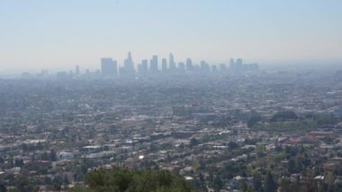 Uzaktan gizlenmiş gökdelenlerin yer aldığı Los Angeles 'ın yakın çekim görüntüleri, şehrin kentsel manzarasını gözler önüne seriyor..
