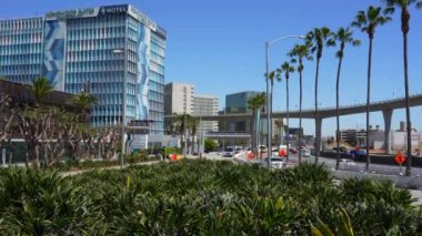 Los Angeles, Kaliforniya - 8 Nisan 2024: Homewood Suites Hilton 'un palmiye ağaçları ve yeşillikleriyle canlı görüntüsü, Los Angeles' a yakınlığını gösteriyor.