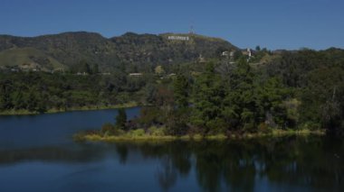 Los Angeles, Kaliforniya - 11 Nisan 2024: Hollywood Reservoir Verdant Hills 'in ortasında Iconic Hollywood tabelasıyla tünedi