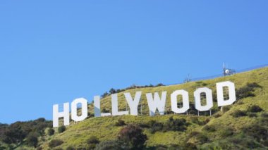 Los Angeles, Kaliforniya - 11 Nisan 2024: Lush Spring Yeşilliği ve Clear Blue Sky