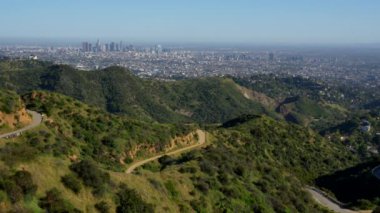 Los Angeles 'ın panoramik manzaralı Hollywood tepelerinde dolambaçlı yürüyüş yollarını gösteren manzaralı bir manzara..