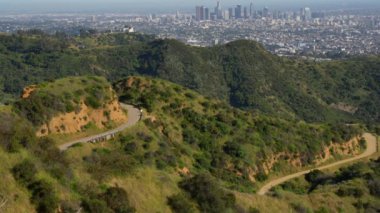Muhteşem Griffith Gözlemevi Hollywood Tepeleri yürüyüşü sırasında Los Angeles 'ın genişleyen şehrinin arka planına karşı kurulmuştur..