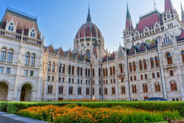 Renkli Çiçekli Macar Parlamento Binası