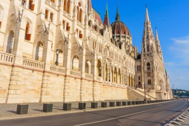 Sokak Manzaralı Macar Parlamento Binası