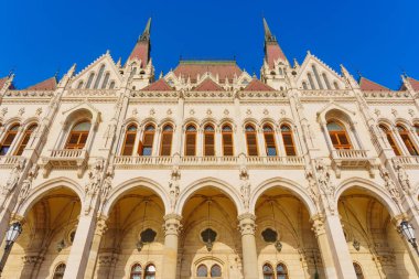 Mavi Gökyüzüne Karşı Macar Parlamento Binası