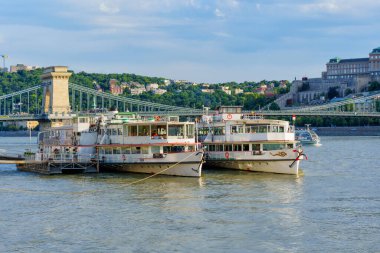 Budapeşte, Macaristan - 7 Temmuz 2024: Zincirli Köprü ve Buda Kalesi ile Tuna Nehri 'ne yanaşan Turist Tekneleri