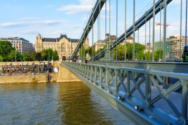 Budapeşte, Macaristan - 7 Temmuz 2024: Riverside ve Cityscape geçmişli Zincir Köprüsü