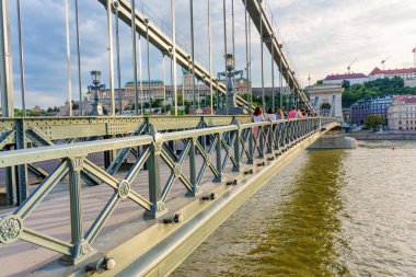 Budapeşte, Macaristan - 7 Temmuz 2024: Zincir Köprüsü Perspektifi Yoldan Geçenler ve Sahne Arkaplanı