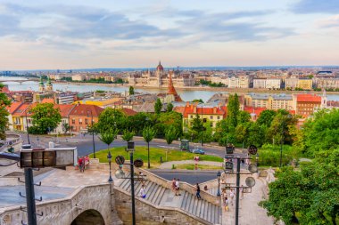 Budapeşte, Macaristan - 7 Temmuz 2024: Parlamento ve Nehirle Tepeden Budapeşte manzarası