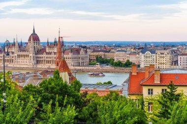 Budapeşte, Macaristan - 7 Temmuz 2024: Budapeşte 'deki Parlamento ve Nehir' in Yakın Görüntüsü