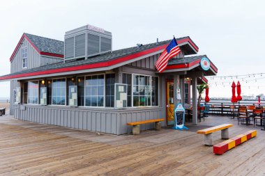 Santa Barbara, California - 20 Nisan 2024: Santa Barbara Deniz Kabukluları Restoranı Bulutlu bir günde