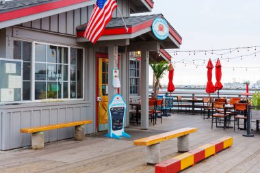 Santa Barbara, California - 20 Nisan 2024: Santa Barbara Deniz Kabukluları Restoranı Açık Yemek Bölgesi