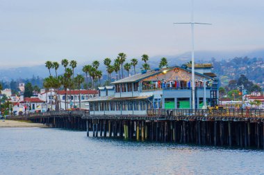Santa Barbara, California - 20 Nisan 2024: Stearns Wharf Building with Palm Trees and Ocean View