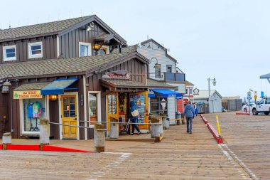 Santa Barbara, California - 20 Nisan 2024: Stearns Rıhtımı 'ndaki Dükkan ve Ziyaretçiler