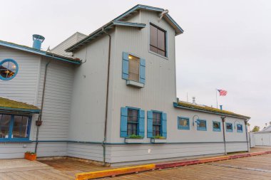 Santa Barbara, California - 20 Nisan 2024 Stearns Wharf 'taki Longboard Grill Köşesi