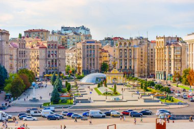 Kyiv 'in Mimarisi ile çevrili Bağımsızlık Meydanı Huzurlu Görünümü