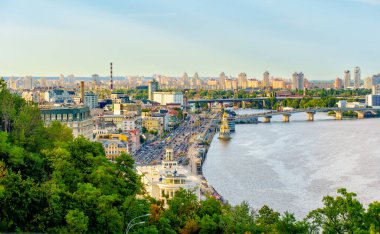 Kyiv, Ukrayna - 23 Ağustos 2024: Kyiv 'in Poshtova Meydanı ve Dinyeper Nehri' nin büyüleyici manzarası