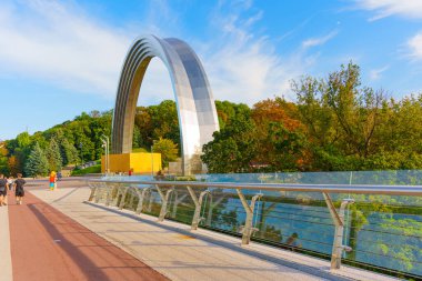 Kyiv, Ukrayna - 23 Ağustos 2024 Kyiv 'deki Özgürlük Kemerine Bağlayan Çarpıcı Cam Köprü