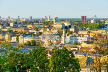 Kyiv, Ukrayna - 23 Ağustos 2024: Ferris Wheel ve Vibrant Cityscape ile Kyiv 'deki Kontraktova Meydanı Havadan Görünümü