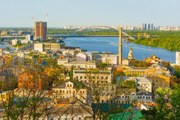 Kyiv, Ukrayna - 23 Ağustos 2024: Dnipro Nehri Köprüsü ile Kyiv 'de Podil Bölgesi Havadan Görünümü