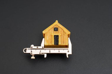Kaliper İnşaat Değerlendirmesi için Küçük Ahşap Ev Modeli Ölçüyor