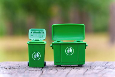 Açık Kapaklı Boş Minyatür Yeşil Geri Dönüşüm Kutuları